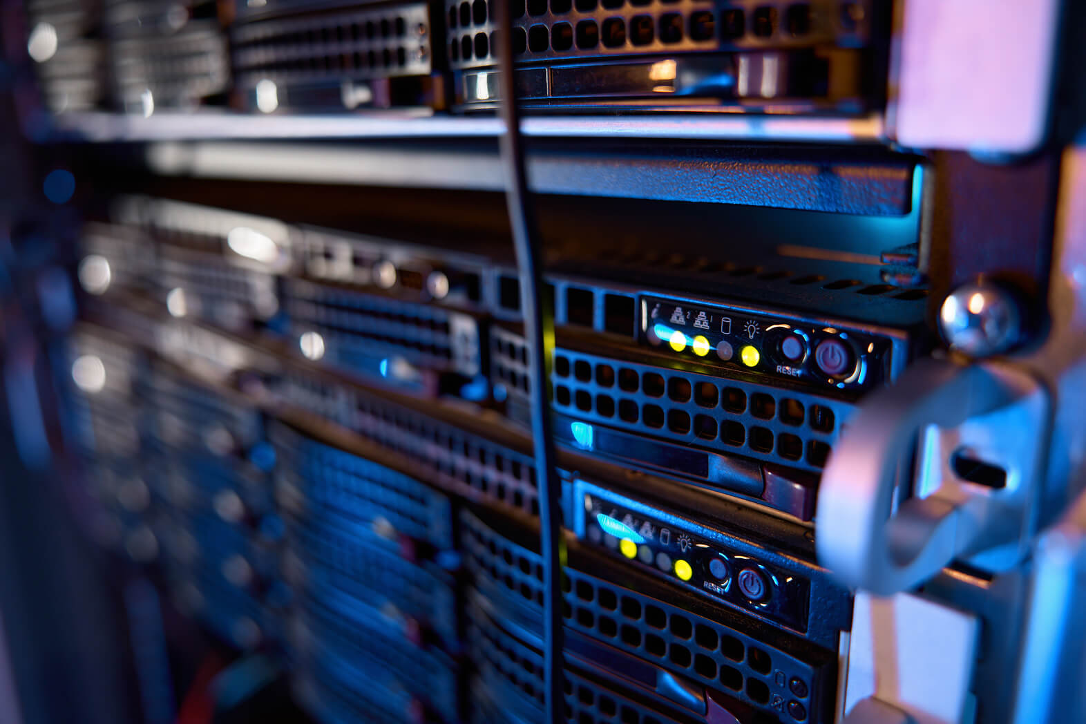 Rack de servidores no data center da Voulter